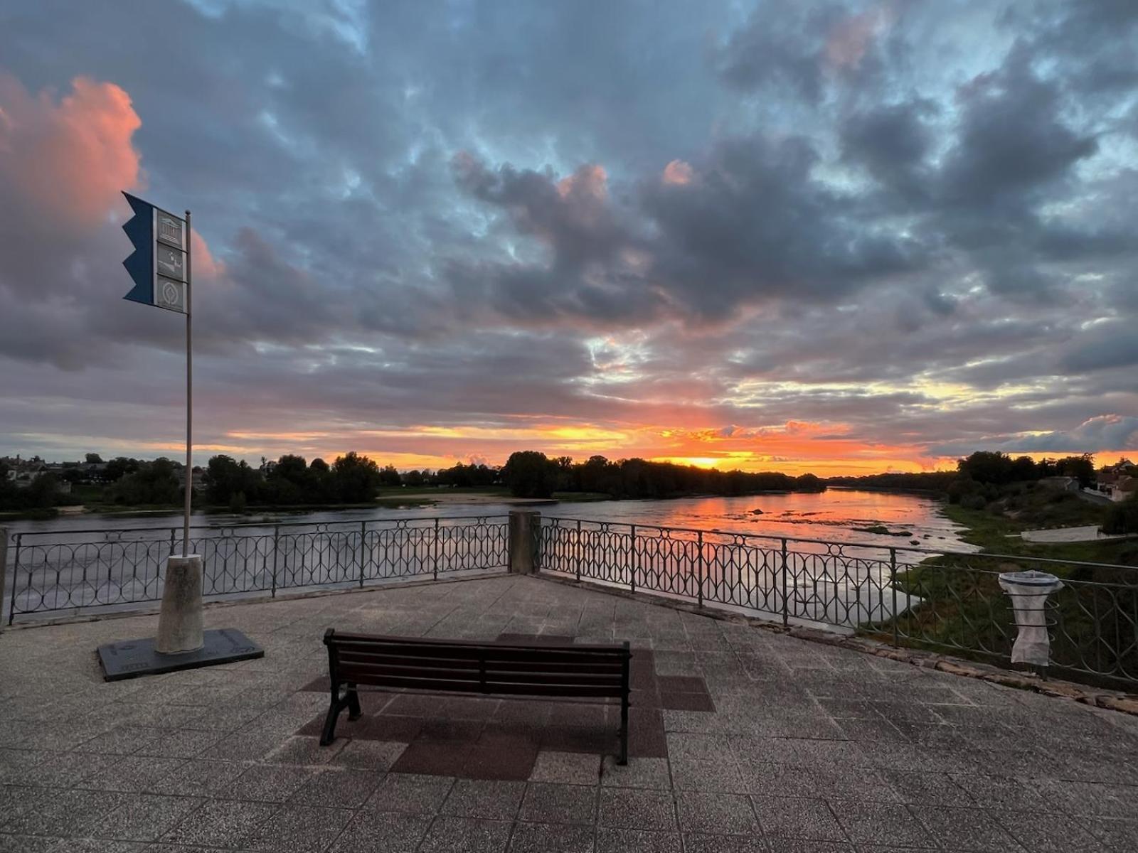 La Vue Loire Maison Saint-Denis-de lʼHôtel Eksteriør bilde